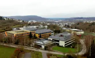 Das „Schulzentrum Konz“ mit dem Gymnasium, der Hauptschule und der Realschule; Luftbildaufnahme vom Februar 2016