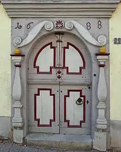 Barockes Holzportal mit Balustern, Voluten und Muschelwerk in Schwäbisch Hall