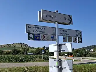 Beschilderung nahe Nördlingen mit typischem Symbol (Löwenmensch).