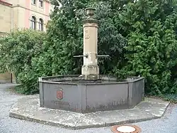 Brunnen im Schlossinnenhof mit Neippergwappen, 1839