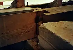 Überblattung mit zusätzlichem Schwalbenschwanz-Zapfen (Verbindung noch nicht zusammengefügt)