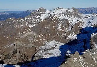 Schwalmere aus SW (vom Wild Andrist aus), v.&nbsp;l.&nbsp;n.&nbsp;r. Schwalmere, Hohganthorn, Drättehorn. Darunter liegt die Alp Hohkien (verschneite Ebene)