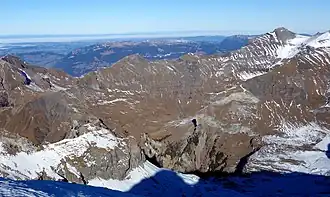 Von der Schwalmere rechts oben zieht sich der Grat nach links zum Britterehörnli