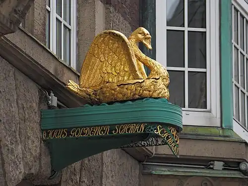 Skulptur „Goldener Schwan“