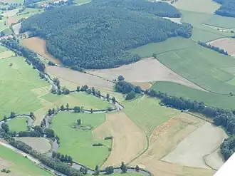 Schwarzach zwischen Schwarzach bei Nabburg und Willhof, quer über die Bildmitte von links nach rechts der Schwarzachtal-Radweg