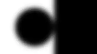 Tropfenphänomen im Bereich des Scheitels eines schwarzen Kreises an einer nicht berührten schwarzen Kante bei beugungsbegrenzter optischer Abbildung.