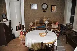 Bild aus der Frühgeschichte der Zündholzherstellung: Kind weint wegen der Kälte, Opa liegt mit Lungenentzündung hustend im Bett