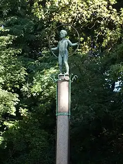 Skulptur Knabe mit Reifen