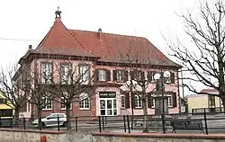 Rathaus- und Schulgebäude