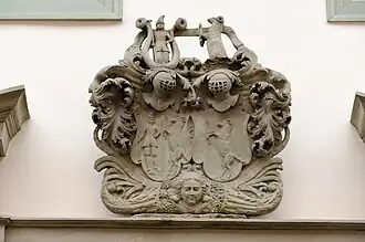 Ehewappen über dem Barockportal Fehr/Gampert mit Fährmann und Geißbock