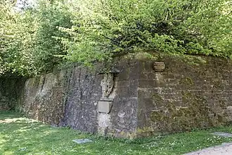 Östl. Obertorschanze (Nr.&nbsp;4) mit östlicher Face1 (rechts) und südöstlicher Flanke2 (links) mit Wappen und Gedenkstein Karl Gustav Wrangels aus damaliger Zeit