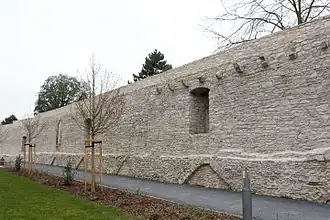 Stadtmauer-Innenseite 2016. Rechts oben Konsolen die den Wehrgang trugen (vgl. 2. Bild von links)