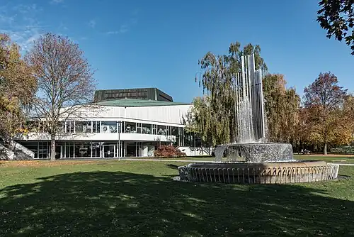 Châteaudun-Park mit Brunnen und Stadttheater