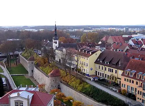Unterer Wall mit St. Salvator, Stadtmauer und Pulvertürmen
