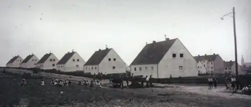 Häuserzeile in den 1930er Jahren. Rechts im Hintergrund die Kilianskirche