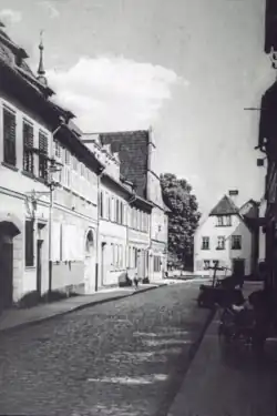 Burggasse um 1905. Blick Richtung einstiger Reichsburg. Zugang vmtl. am weißen Hausgiebel