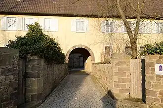 Neuer Torbogen am Standort des alten Burg-Torhauses, Straßenseite