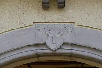Altes Wappen mit Jahreszahl 1595 am inneren Torbogen
