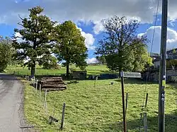 Der gleichnamige Bach Schwelmersiepen mündet im Ort in die Bever.