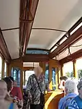 Innenraum einer Straßenbahn aus den 1920er-Jahren mit Klingelschnur und abgeteilten Plattformen.