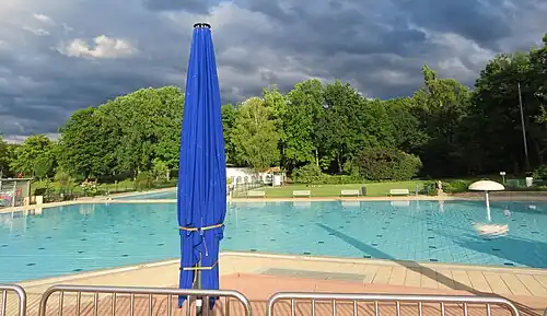 Nichtschwimmerbecken. Links hinten ein Lehrschwimmbecken