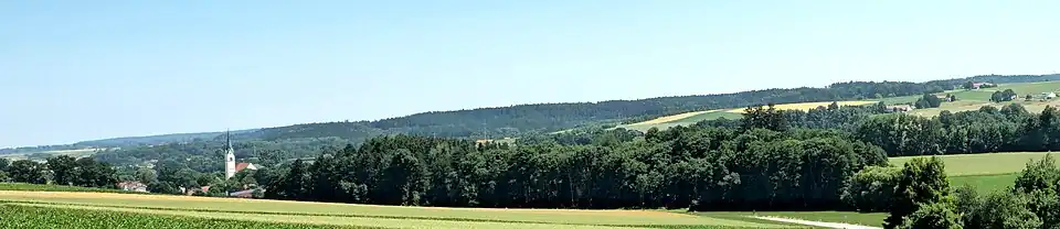 Nordwestansicht des Hangmaul, im Vordergrund der ehemalige Gemeinde-Hauptort Schwindkirchen (heute zu Dorfen gehörig)