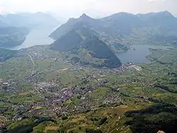 Blick vom Grossen Mythen gegen Westen über den Talkessel von Schwyz, Vierwaldstättersee, Rigi, und Lauerzersee