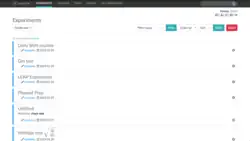 Screenshot der Nutzeroberfläche der eLabFTW-Installation der offiziellen Demo-Seite. Es sind fiktive Einträge von Experimenten in einer Liste zu sehen.