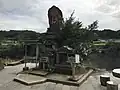 Fudō-Myōō-Statue am Wasserfall mit der Takimi-Brücke links im Bild