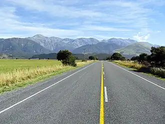 Teil der Seaward Kaikoura Range vom State Highway 1 nördlich von Kaikoura aus gesehen