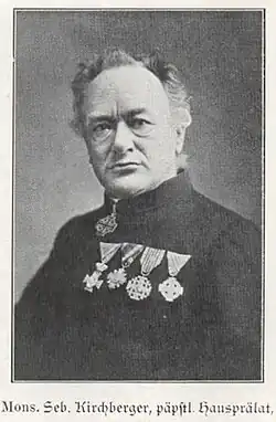 S. Kirchberger mit Komturkreuz des Ritterordens vom Heiligen Grab (als Halsorden), an der Brust (v.&nbsp;l.&nbsp;n.&nbsp;r.) Orden vom Heiligen Michael, Pro Ecclesia et Pontifice, Jerusalem-Pilgerkreuz und die Verdienstmedaille anlässlich des Heiligen Jahres 1900.