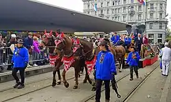 Zunft Witikon am Bellevue mit Elefanten als Symbol des Elefantenbachs im Quartier, Ohrengarn und Brusthalsband der Pferde in Rot und Weiss, den Farben des Wappens