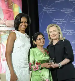 Aneesa Ahmed zwischen Hillary Clinton und der damaligen First Lady Michelle Obama bei der Preisverleihung des International Women of Courage Award, 2012
