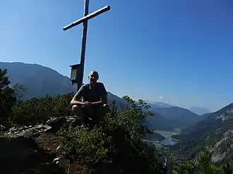 Am Gipfelkreuz des Seekopfs. Der Blick streicht nach Südwesten über das Dreiseengebiet zum Kaisergebirge in Tirol.