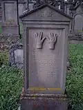 Segnende Hände auf einem jüdischen Grabstein