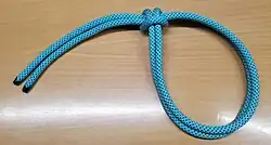 Der Anker­stich in einer anderen Weise geknüpft, ergibt einen Seilgürtelknoten.