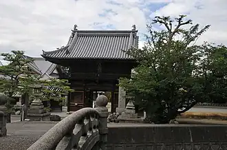 Brücke mit Tempeltor