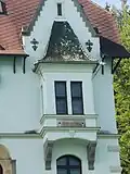 Nordseitiges Erkerfenster mit Schriftzug Schwarzenfels