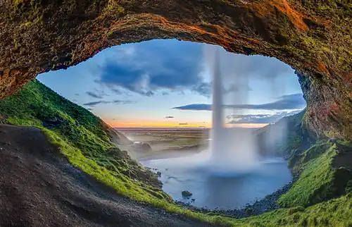 Seljalandsfoss von hinten