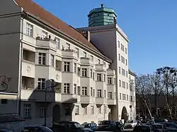 Semperstraße mit dem Atelierturm der Anlage Ceciliengärten