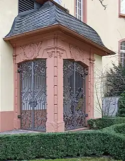 Altbau mit Uhrtürmchen und Senckenberggrabstätte (rechts:Nahaufnahme der Grabstätte)