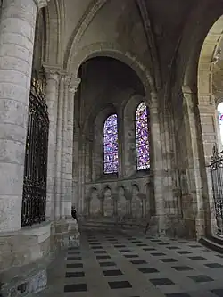 Gurtbögen des Umgangs noch rundbogig, Außenwand romanisch