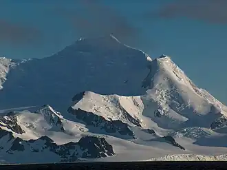 Doppelgipfel des Levski Ridge (im Hintergrund) mit dem Great Needle Peak (rechts) und Sofia Peak (links). Im Vordergrund: Serdica Peak (rechts), Silistra Knoll (Mitte) und Vazov Rock (links)