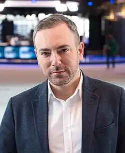 Portraitfoto von Sergey Lagodinsky, der in die Kamera blickt