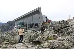 Das 2004 errichtete Servicegebäude mit Panoramafront