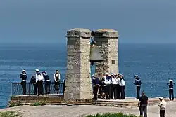 Eine Besuchergruppe an der Glocke
