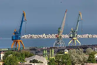 Portalkräne vor den Wellenbrechern am östlichen Pier