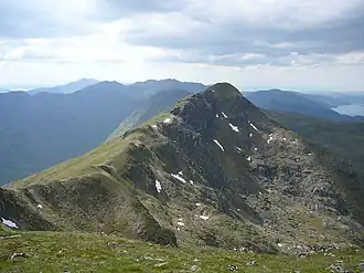 Blick vom östlich benachbarten Sgùrr an Doire Leathain auf den Sgùrr an Lochain
