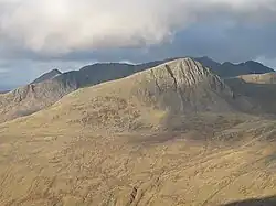 Blick vom südöstlich liegenden, 879 m hohen Buidhe Bheinn auf die Ostseite des Sgùrr na Sgine, dahinter The Saddle