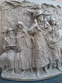 Sie Gedenkskulptur besteht aus den Bildern von sechs Menschen: einem gläubigen Juden, einer älteren jüdischen Frau, einem Mann mittleren Alters, einem Kind und einem Jugendlichen, die jeweils den Glauben, das Leid und die Liebe, die Festigkeit und die Zukunft, den Glanz und die Hoffnung sowie die sechs Millionen ermordeten Juden darstellen.